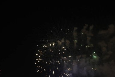 Geceleri havai fişek gösterisi