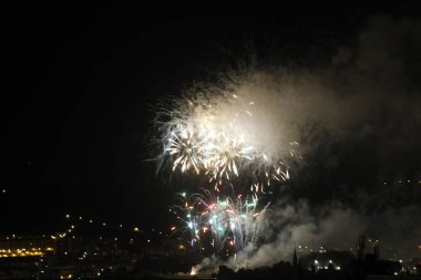 Geceleri havai fişek gösterisi