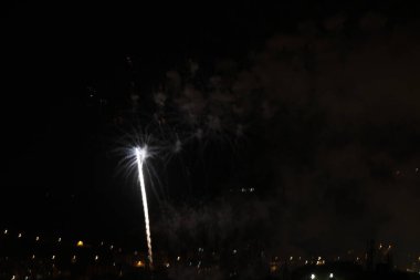 Geceleri havai fişek gösterisi