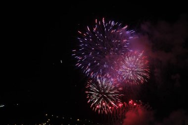 Geceleri havai fişek gösterisi