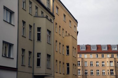 Berlin şehir merkezinde apartman blokları