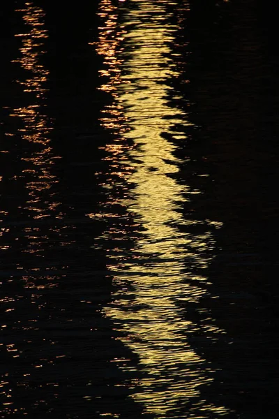 Spiegelungen Über Der Wasseroberfläche — Stockfoto