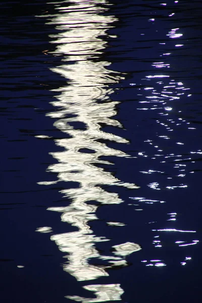 Spiegelungen Über Der Wasseroberfläche — Stockfoto