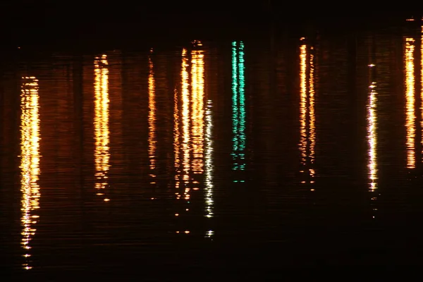 Spiegelungen Über Der Wasseroberfläche — Stockfoto