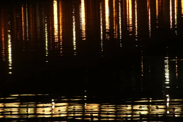 Spiegelungen Über Der Wasseroberfläche — Stockfoto