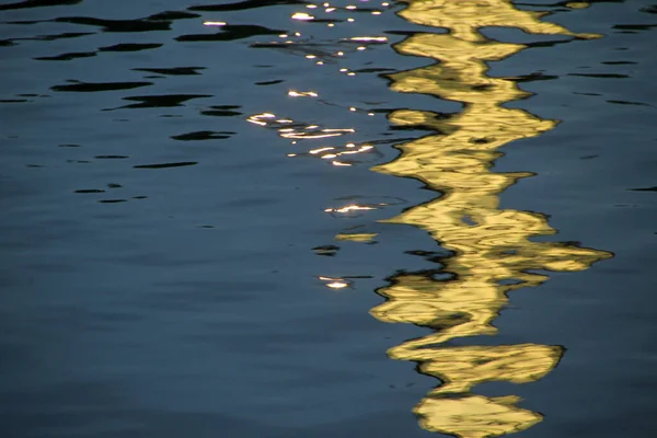 Spiegelungen Über Der Wasseroberfläche — Stockfoto