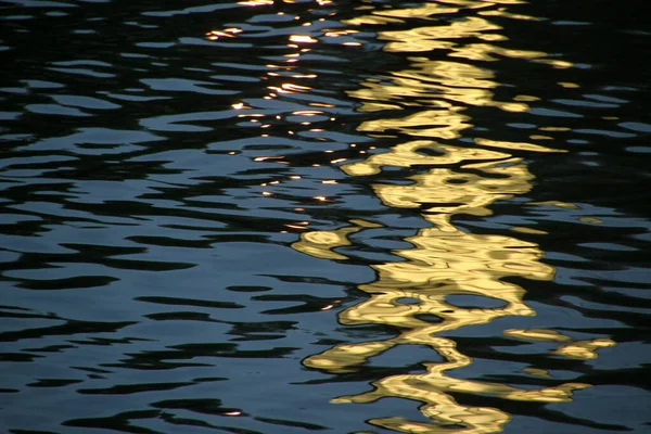 Spiegelungen Über Der Wasseroberfläche — Stockfoto