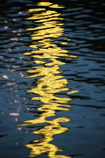 Reflektioner Över Vattenytan — Stockfoto