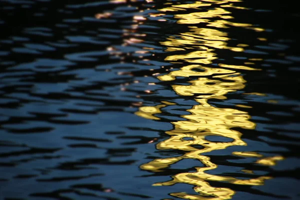 Spiegelungen Über Der Wasseroberfläche — Stockfoto