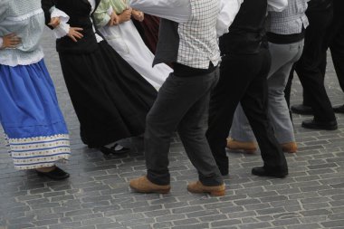 Portekizliler sokak festivalinde dans ediyorlar.