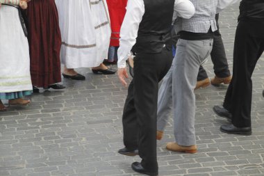 Portekizliler sokak festivalinde dans ediyorlar.