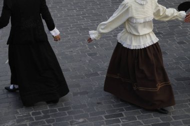 Portekizliler sokak festivalinde dans ediyorlar.