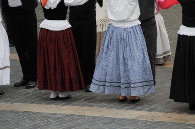 Portekizliler sokak festivalinde dans ediyorlar.