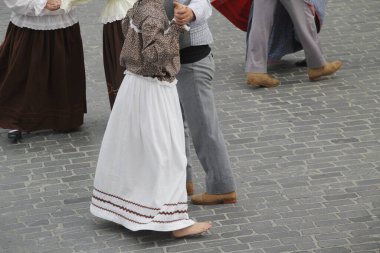 Portekizliler sokak festivalinde dans ediyorlar.