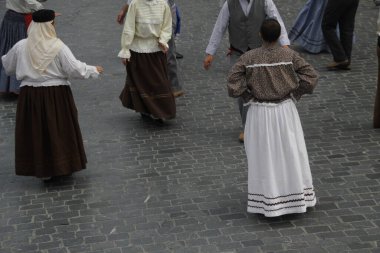 Portekizliler sokak festivalinde dans ediyorlar.