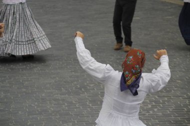 Portekizliler sokak festivalinde dans ediyorlar.
