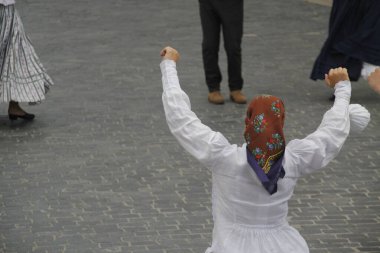 Portekizliler sokak festivalinde dans ediyorlar.