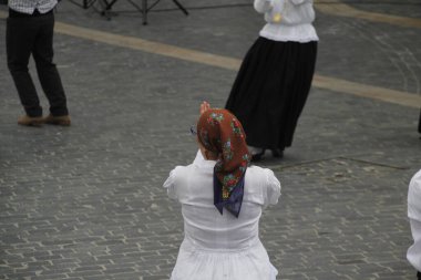 Portekizliler sokak festivalinde dans ediyorlar.