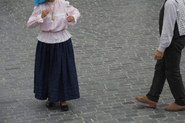 Portekizliler sokak festivalinde dans ediyorlar.