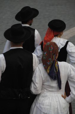 Portekizliler sokak festivalinde dans ediyorlar.