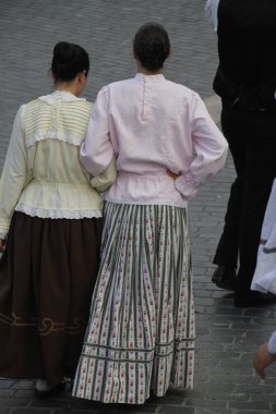 Portekizliler sokak festivalinde dans ediyorlar.