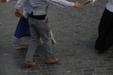 Portekizliler sokak festivalinde dans ediyorlar.