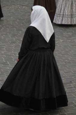 Portekizliler sokak festivalinde dans ediyorlar.