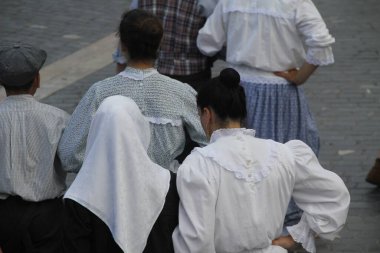 Portekizliler sokak festivalinde dans ediyorlar.