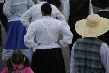 Portekizliler sokak festivalinde dans ediyorlar.