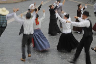 Portekizliler sokak festivalinde dans ediyorlar.