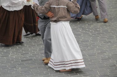 Portekizliler sokak festivalinde dans ediyorlar.