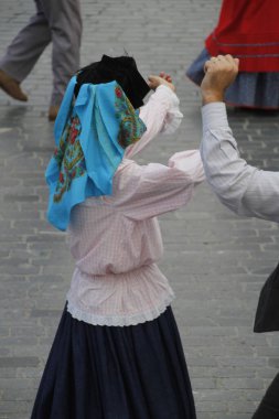 Portekizliler sokak festivalinde dans ediyorlar.