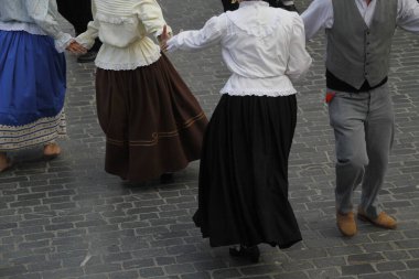 Portekizliler sokak festivalinde dans ediyorlar.