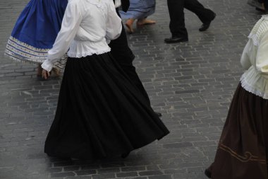 Portekizliler sokak festivalinde dans ediyorlar.