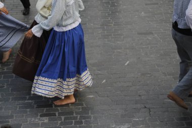 Portekizliler sokak festivalinde dans ediyorlar.