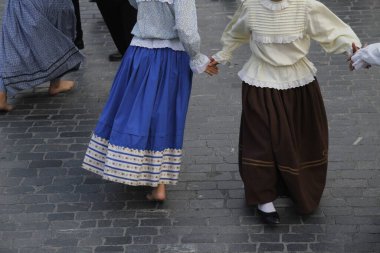 Portekizliler sokak festivalinde dans ediyorlar.