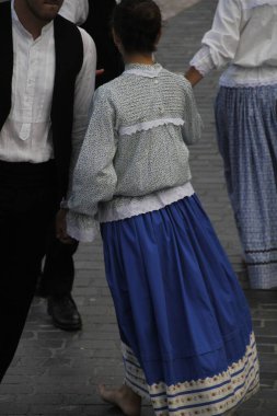 Portekizliler sokak festivalinde dans ediyorlar.