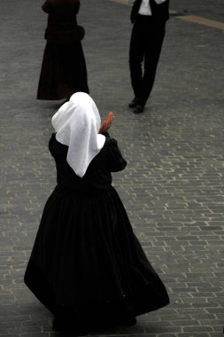 Portekizliler sokak festivalinde dans ediyorlar.