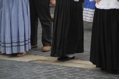 Portekizliler sokak festivalinde dans ediyorlar.