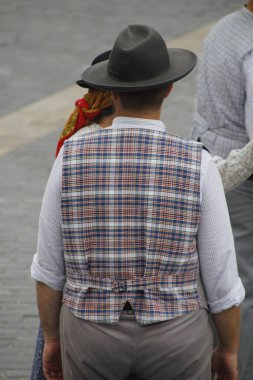 Portekizliler sokak festivalinde dans ediyorlar.