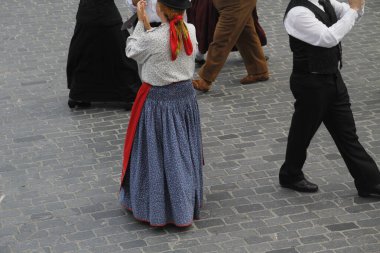Portekizliler sokak festivalinde dans ediyorlar.