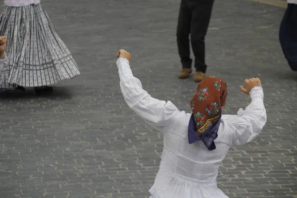 Portekizliler sokak festivalinde dans ediyorlar.