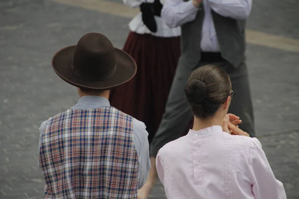 街头音乐节上的葡萄牙民间舞蹈 — 图库照片