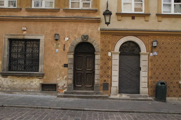 Здание Старом Городе Варшавы — стоковое фото