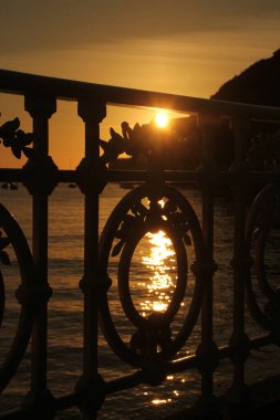 San Sebastian Körfezi Alacakaranlıkta