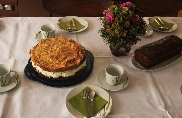 Postre Delicioso Sobre Mesa —  Fotos de Stock