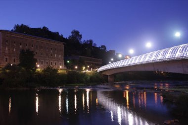 Bilbao nehri üzerindeki köprü.