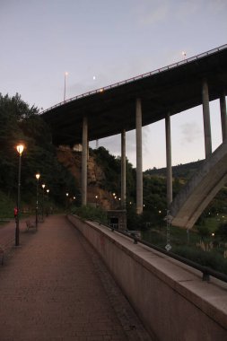 Bilbao nehri üzerindeki köprü.