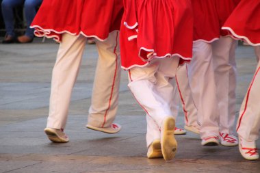 Halk festivalinde geleneksel bas dansı