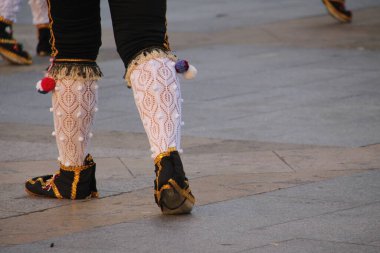 Halk festivalinde geleneksel bas dansı